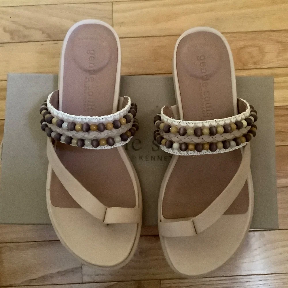Gentle Souls Lentini Beaded Toe Loop Sandal Tan Leather SZ 9